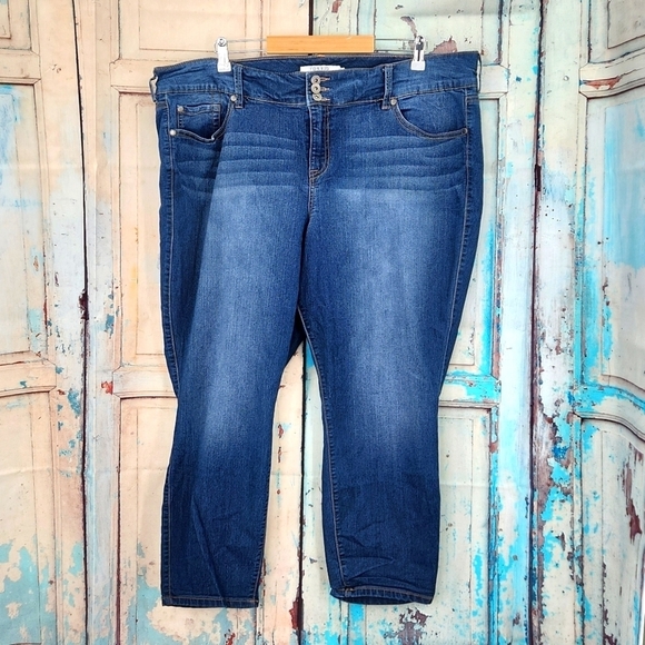 Torrid Crop Jegging- Super Stretch Dark Wash - Picture 2 of 9